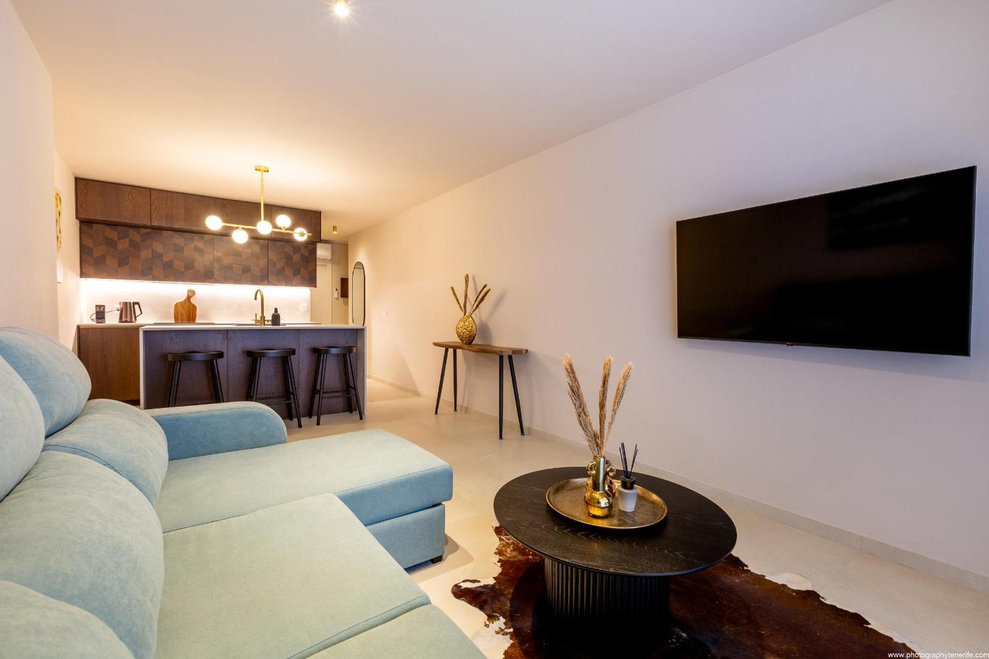 Castle Harbour Elegant 1-bedroom - Heated Pool, Air Conditioning & Fiber Internet In Cristianos *