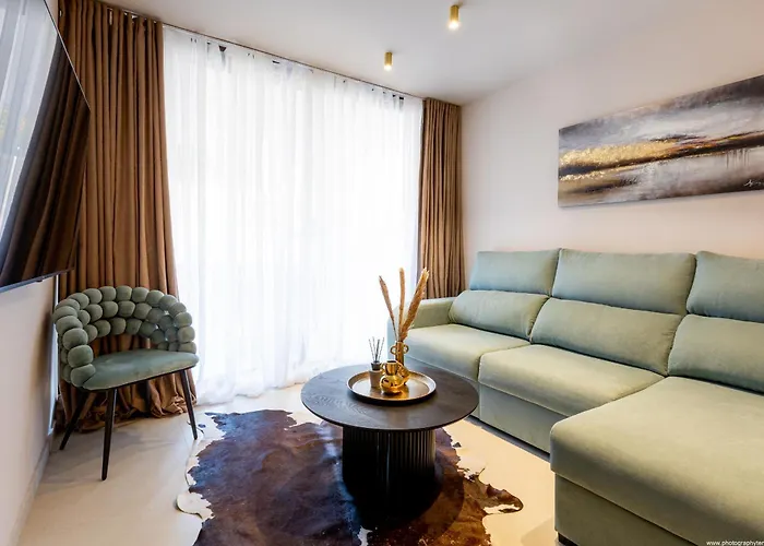 Castle Harbour Elegant 1-Bedroom Apartment - Heated Pool, Air Conditioning & Fiber Internet In Los Cristianos