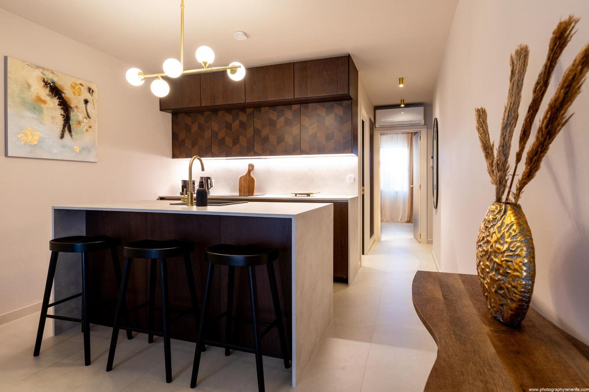 Castle Harbour Elegant 1-bedroom - Heated Pool, Air Conditioning & Fiber Internet In Cristianos