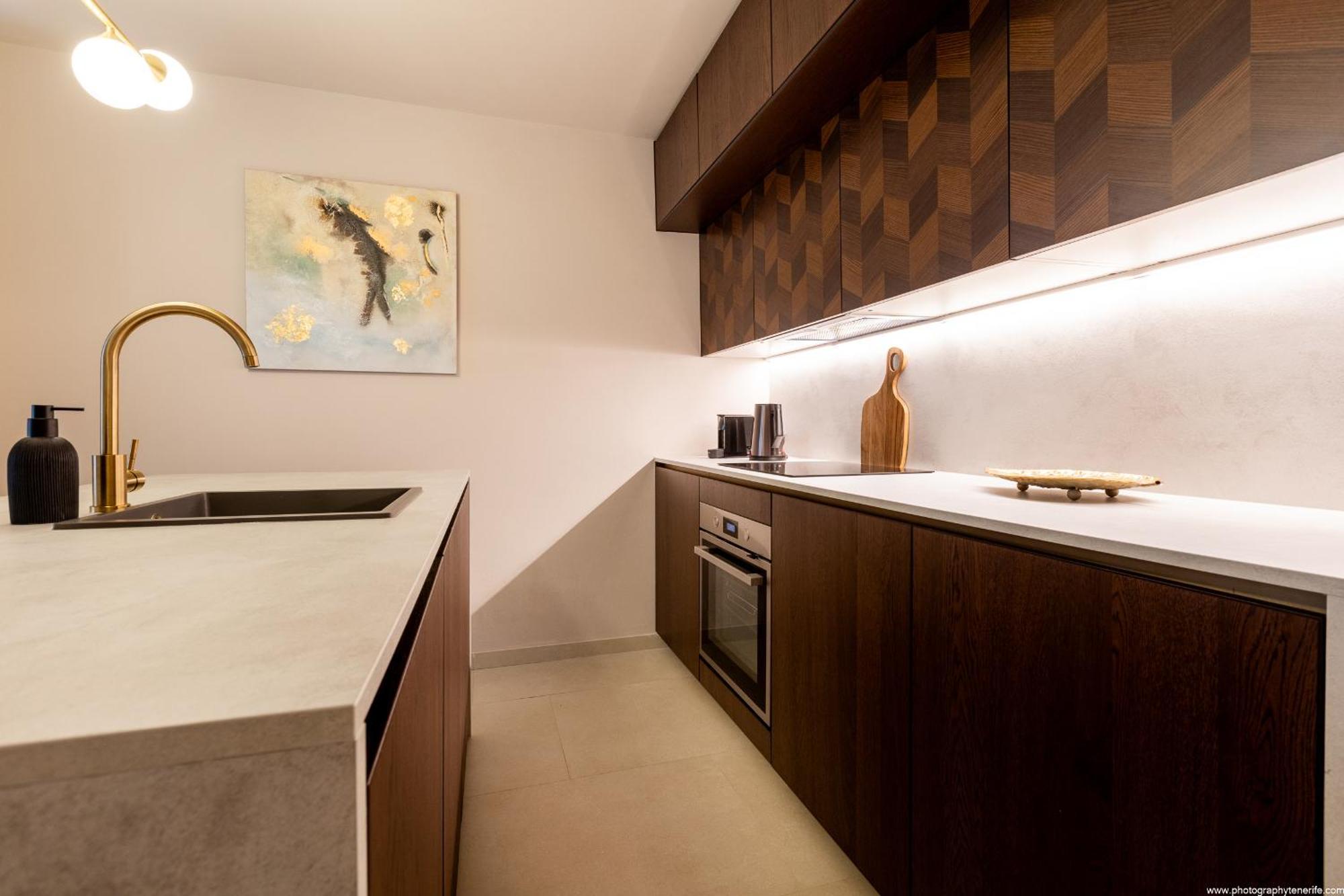 Castle Harbour Elegant 1-bedroom - Heated Pool, Air Conditioning & Fiber Internet In Cristianos *